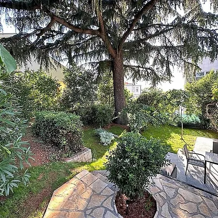 아파트 With Garden In The City Center 풀라